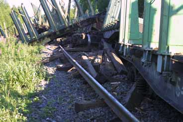 Fourteen Russian freight cars derailing on the section between Hammaslahti and Tikkala, on July 16, 2003. Photo displaying the heat curve that had been generated in the track. Kuva 3.