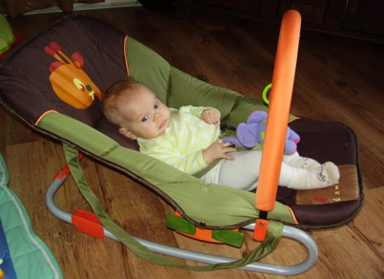 24 KUVA 2. Babysitteri KUVA 3. Bumbo-tuoli Hyppykiikku (kuva 4) voi olla hetkellisesti käytettynä lapselle hyvää ajanvietettä, kuten esimerkiksi silloin kun vanhemmat tarvitsevat ruokarauhaa.