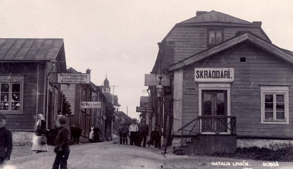 Vaikutelma on säilynyt varsin samanlaisena, vaikka leveäksi kasvanut syreeniaita peittää osan