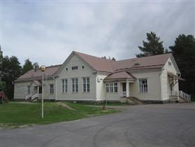 Nykyisin kirjastoksi kunnostettu rakennus on rakennettu alakansakouluksi vuonna 1937 rakennusmestari J. Karvosen suunnitelmien mukaan.