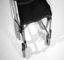 Jalkatukien poistaminen Jalkatuet voidaan irrottaa pyörätuoliin istumisen tai siitä nousemisen helpottamiseksi ja pyörätuolin pituuden pienentämiseksi (tärkeää kuljetuksen kannalta) [1]. 1.