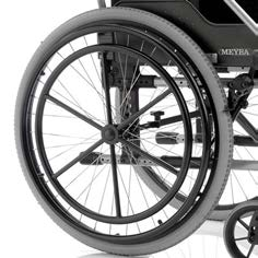 Erityisominaisuudet kelausvanteissa Pyörätuolia voi liikuttaa eteenpäin yhdellä kädellä kaksoiskelausvanteen [1] ansiosta.