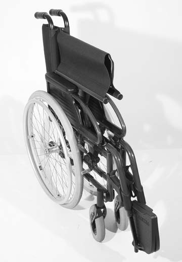 PYÖRÄTUOLIN TAITTAMINEN KO- KOON/AVAAMINEN/ KANTAMINEN Pyörätuolisi voidaan taittaa kokoon ilman työkaluja muutamalla kädenotteella ja sitä voidaan kantaa [1].