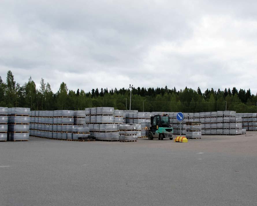 Liikuteltava liikenteenjakaja Trukkikuski voi liikuttaa betoniporsaassa olevaa liikenteenjakajaa