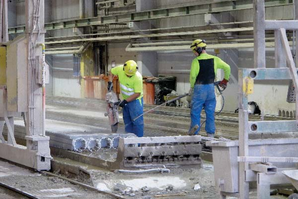 Pölyntorjunta käsisahauksessa Käsisahauksen aikana kaveri ruiskuttaa