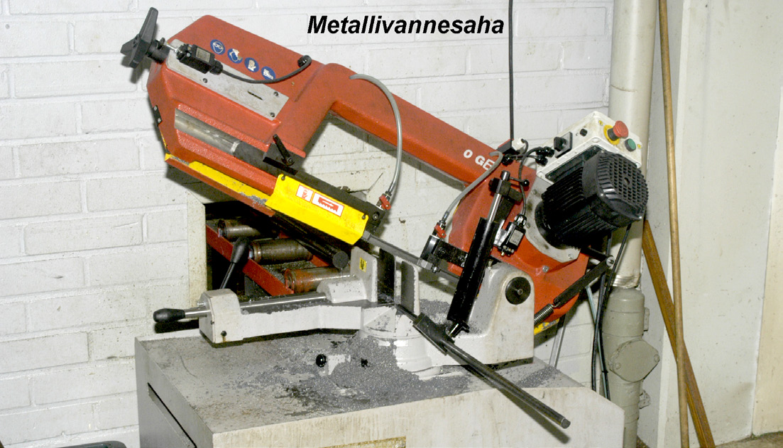 Metallityöt 7 Mikä metallisaha on viereisessä kuvassa? Millaista materiaalia hiotaan pehmeällä laikalla? Mikä on yleisin laikan hioma-aine? Täytä puuttuvat sanakohdat.