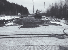 Geovahvisteiden toiminta harvennetun syvästabiloinnin varaisessa tiepenkereessä RAKENTAMINEN 23 dille.