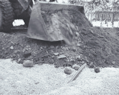 Geovahvisteiden toiminta harvennetun syvästabiloinnin varaisessa tiepenkereessä RAKENTAMINEN 25 Jakavan kerroksen rakentaminen Jakava kerros tehtiin traktorikaivurilla.