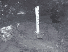 26 Geovahvisteiden toiminta harvennetun syvästabiloinnin varaisessa tiepenkereessä RAKENTAMINEN Vanha tiivistyskerroksena toiminut penger kaivettiin pois ja pilarien päät kaivettiin näkyviin.