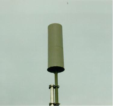 15 Aerial D100-1000 Biconical Antenna D100-100 on ympärisäteilevä VHF/UHF-alueen antenni (Kuva 9). Antenni on kiinteänä ICT-talon katolla noin 40 metrin korkeudella merenpintaan verrattuna.