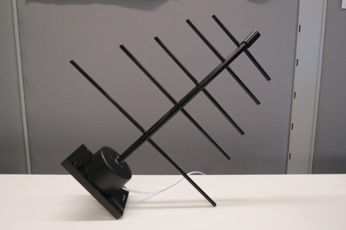 16 suurin jatkuvan tehon kesto 0,5 kw [14] Carlson UHF Antenna for RuralConnect CPE Tämä Carlsonin valmistama logaritmis-periodinen suuntaava UHFtaajuusalueen antenni on suunniteltu käytettäväksi