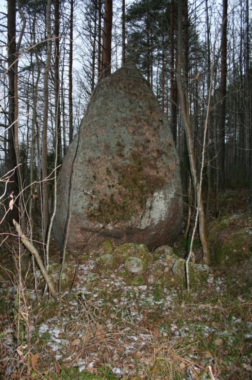 6 pellosta pohjoiseen. Röykkiö A on suuren siirtolohkareen (noin 4 metriä korkea ja 6 m läpimitaltaan) vieressä, sen itä- ja kaakkoispuolella. Se on noin läpimitaltaan 1,5 m ja matala.