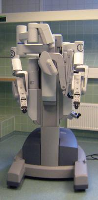 9 Teollisuusrobotteja on ryhdytty soveltamaan myös leikkaussaleissa. Kuviossa 6 esitetään leikkausrobotti. Vuoden 2001 lopussa lääkinnällisissä tehtävissä on ollut lähes 2000 robottia.
