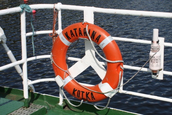 12 Lämpösuojainta voidaan käyttää pelastusliivien kanssa ja se on tarkoitettu käytettäväksi pelastuslautassa tai -veneessä.