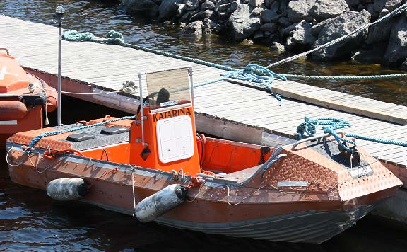 32 1.5 Valmiusvene MOB Koulualus Katarina on varustettu alumiinisella vesisuihkupropulsio työveneellä, jota voidaan käyttää tarpeen vaatiessa valmiusveneenä.