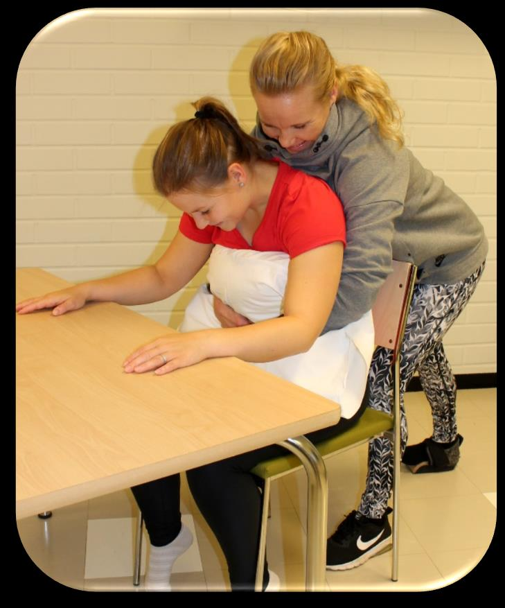 Avustettu yskiminen Potilas istuu ja avustaja asettuu hänen taakseen. Potilas voi nojautua käsillään esimerkiksi pöytää vasten. Avustaja asettaa kädet tyynyn päälle, potilaan rintakehän alaosaan.