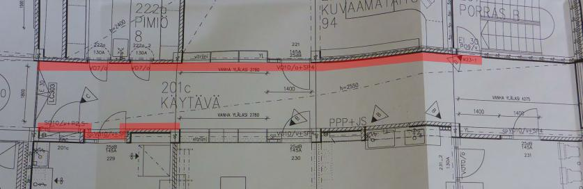 Tutkimusraportti 19 (20) 5.3 Varasto 229 Kuva 17. Käytävän 201c lattian reunimmaisen kvartsivinyylilaattarivin poisto kuvassa punaisella rasteroidulta alueelta.