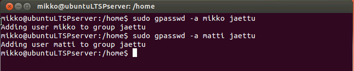 Lisätään käyttäjät mikko ja matti ryhmään jaettu. Tämä tehdään käskyllä sudo gpasswd a mikko jaettu. Käyttäjä matti lisätään samalla tavalla ryhmään, mutta käyttäjän mikko tilalla on matti. Kuva 23.