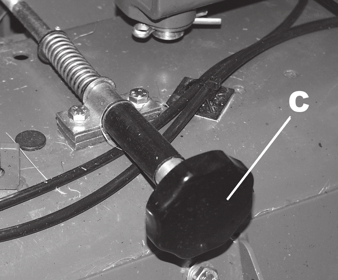 Leikkuu välillä 6 mm ja 27 mm saadaan aikaan seuraavassa kuvatuin säädöin. Leikkuutangon korkeutta (A kuva 8.1a) käytetään asettamaan leikkuukorkeus tarkasti.