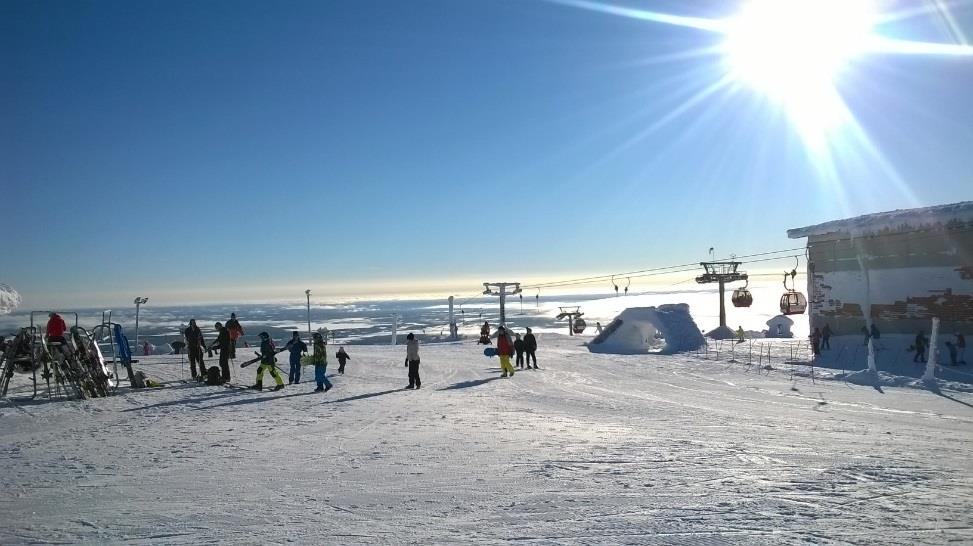 klo yhdeksän ja jatkuu iltapäivään. Yöt nukutaan kotona. Rippikoulupäivään kuuluu ruoka.