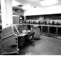 Ei vuorovaikutusta (loppu)käyttäjän ja koneen välillä eräajon suorituksen aikana UNIVAC 1,