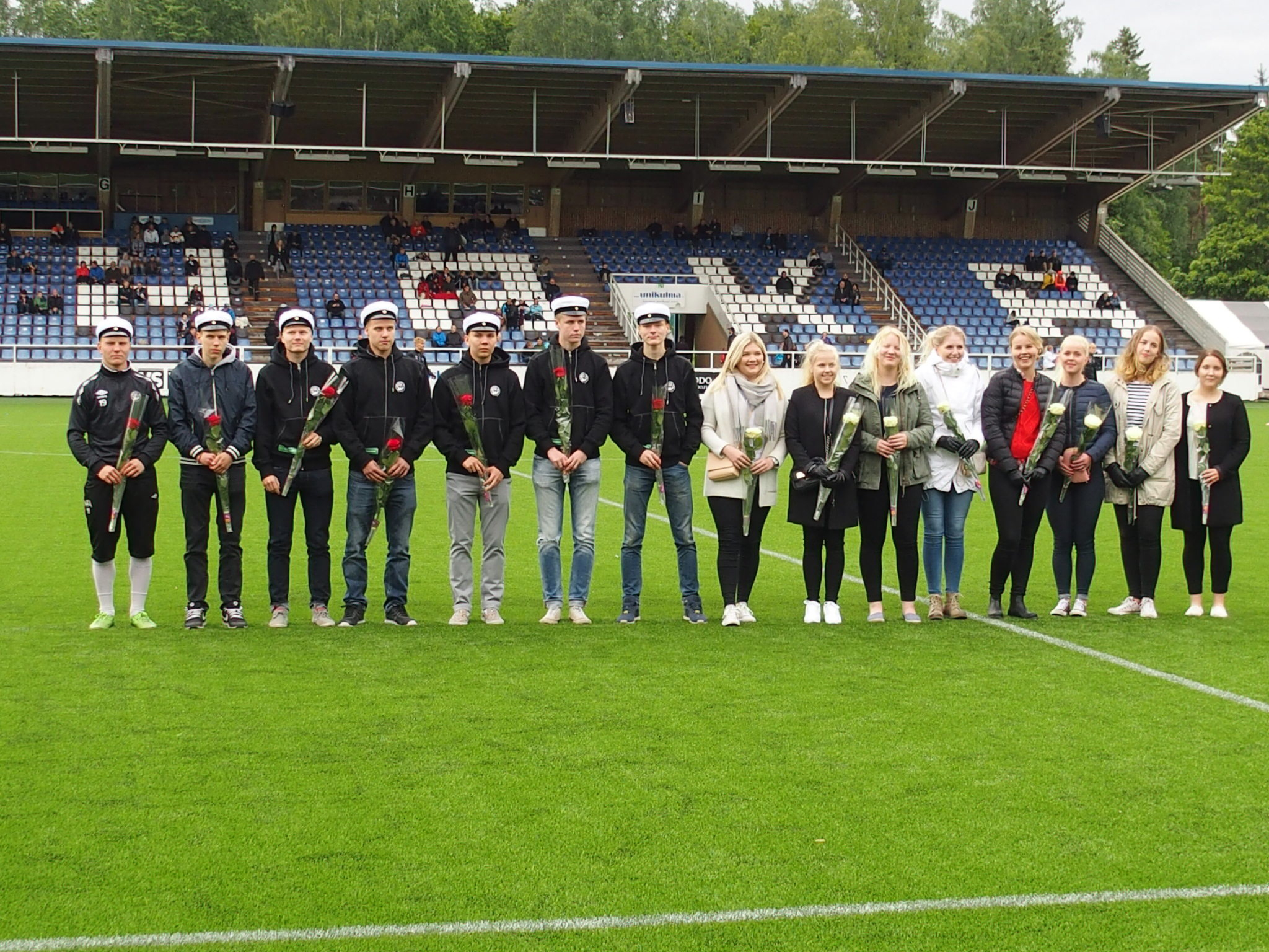 tekemiseen nousee entisestään ja Karoliina laukoo onnekkaasti pallon maaliin vasenta tolppaa nuollen. Peliä pelattu 90 minuuttia ja lisäaikaa muutaman minuutin verran.