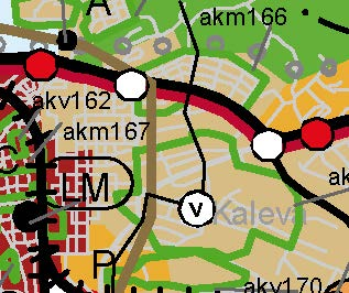 Tontilla sijaitsee v.1960 valmistunut osittain yksi- ja osittain kaksikerroksinen Saukonpuisto koulurakennus.