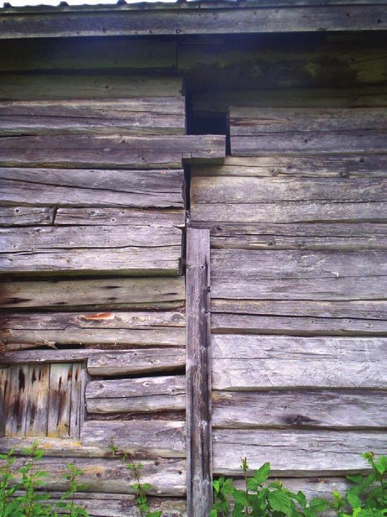 Samoista rakennuksista on tuskin kyse, sillä nykyään paikalla seisovat päärakennus ja nave a ovat huoma avas laajempia kuin vuoden 1885 katselmuksen aikaiset.