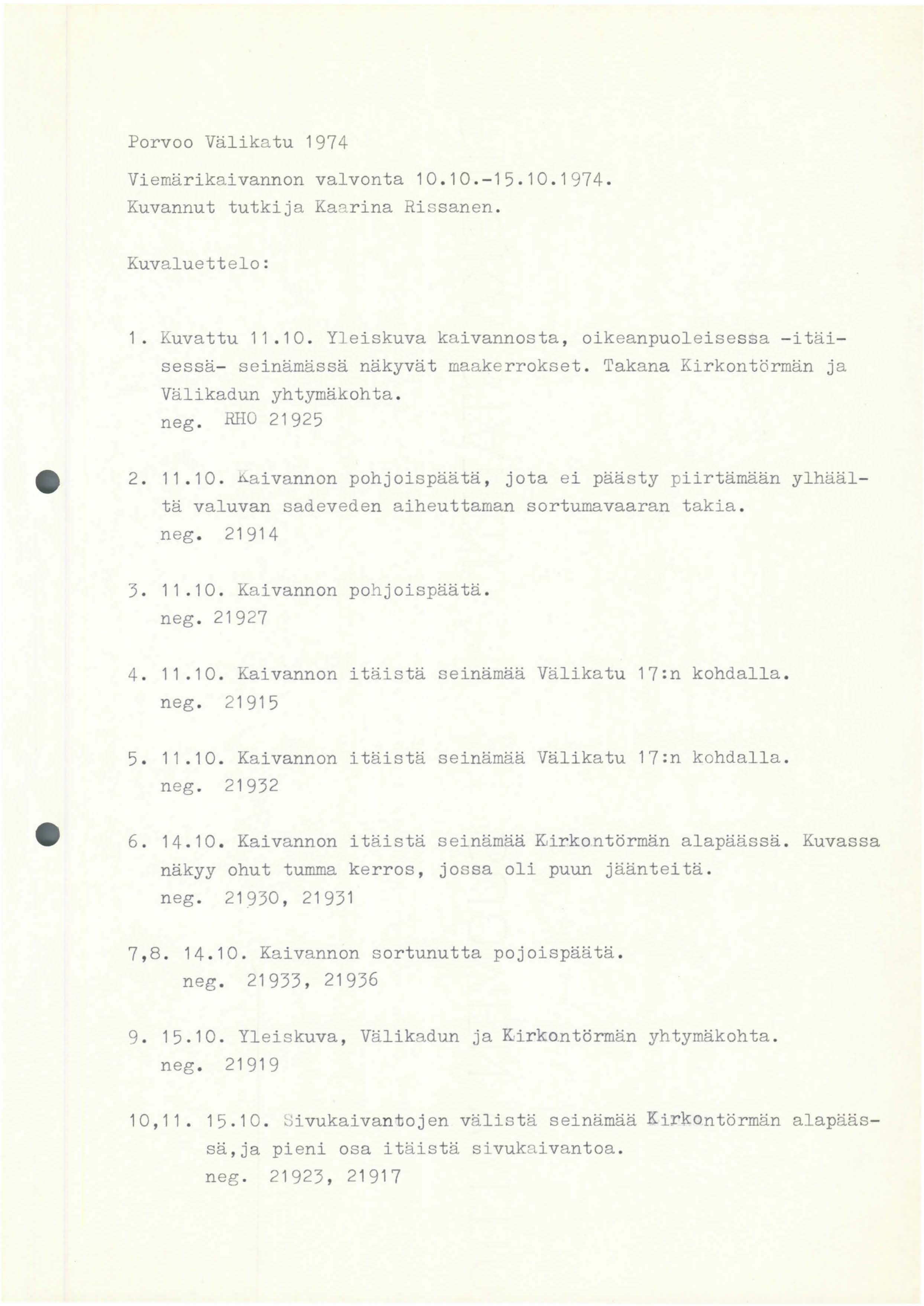 Porvoo Välikatu 1974 Viemärikaivannon valvonta 10. 10.-15. 10. 1974. Kuvannut tutkija Kaarina Rissanen. Kuvaluettelo : 1. Kuvattu 11. 10. Yleiskuva kaivannosta, oikeanpuoleisessa - itäisessä- seinämässä näkyvät maakerrokset.