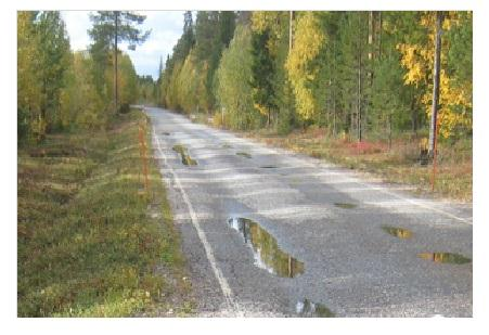 34 Kuvio 13. Pahoin urautunut päällystetty tie (Roadex Implementing Accessibility 2001 2011b) 7.