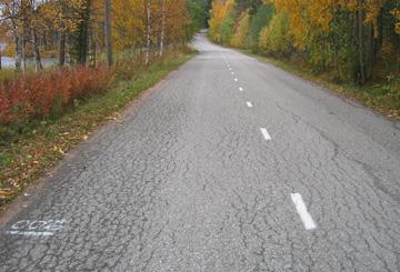 39 bitumin murtolujuus ja -venymä pienenevät. Alkuvaiheessa vauriot ovat hiushalkeamia ja sijaitsevat päällysteen alapinnassa.