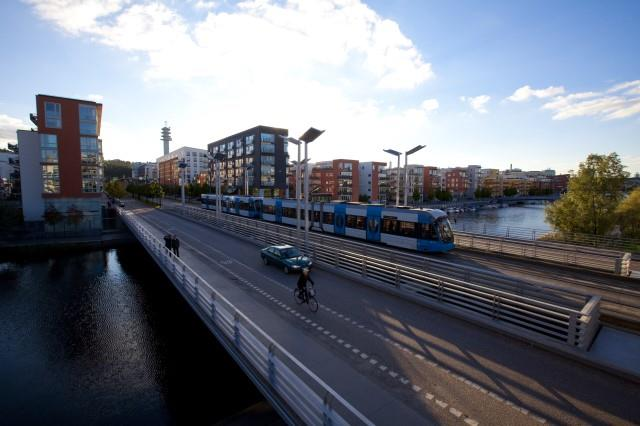 TAMPEREEN RAITIOTIEHANKKEEN TOTEUTUSSOPIMUS Asiakas Tampereen kaupunki Projekti YIT, VR Track ja Pöyry ovat allekirjoittaneet Tampereen kaupungin kanssa sopimuksen Tampereen raitiotiehankkeen