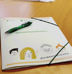 n Kansa-koulu-hanke on osa kansallista sosiaalihuollon tiedonhallintaa, joka tukee sosiaalialan organisaatioiden valmiutta liittyä valtakunnalliseen sosiaalihuollon asiakastiedon arkistoon.