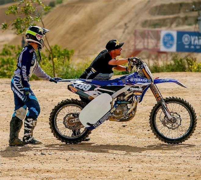 Kilpailussa tapahtuu Olet kilpailun johtajana motocross-kilpailussa: Kilpailija ei saa moottoripyöräänsä käyntiin, kun