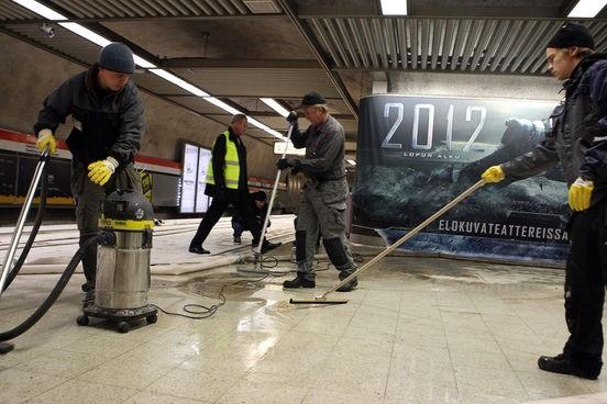 Huomatkaa taustalla oleva elokuvan 2012 mainos metrolaiturilla