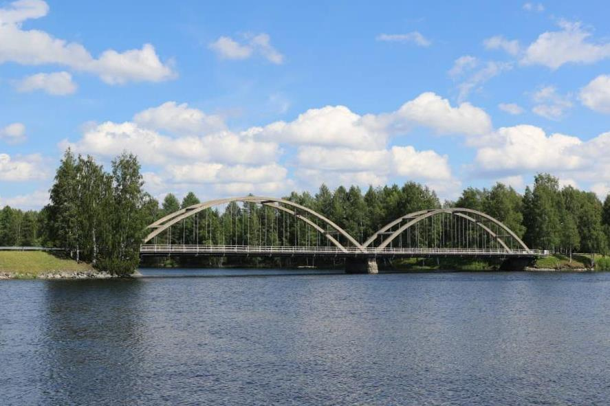 31 Lieksanjoen yli kulkevan vuonna 1930 valmistettu (kuva 22) kaksiaukkoinen kaarisilta on yksi Lieksan keskustan tunnetuimmista maamerkeistä (liite 1).