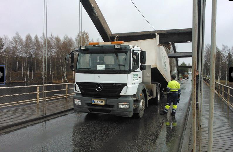 32 Kuva 23. Kuorma-auto rysäytti Lieksan kaarisiltaa [2]. 7 Lieksan betoninen kaarisilta korvataan puukaarisella sillalla 7.