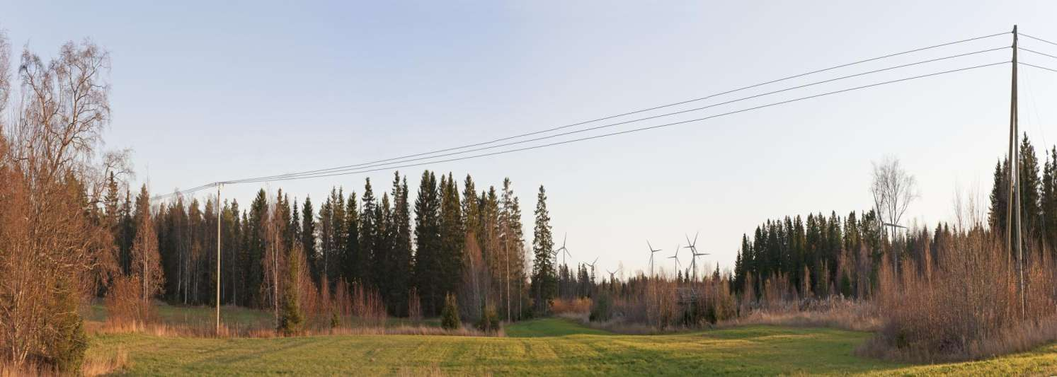 Kuva 7. Näkymä Apajanojan kohdalta Vasankarista valtatieltä 8 (kuvauspaikka 25). Yläkuvassa WindPro luonnos voimaloiden näkyvyydestä ja alakuvassa valokuvasovite.