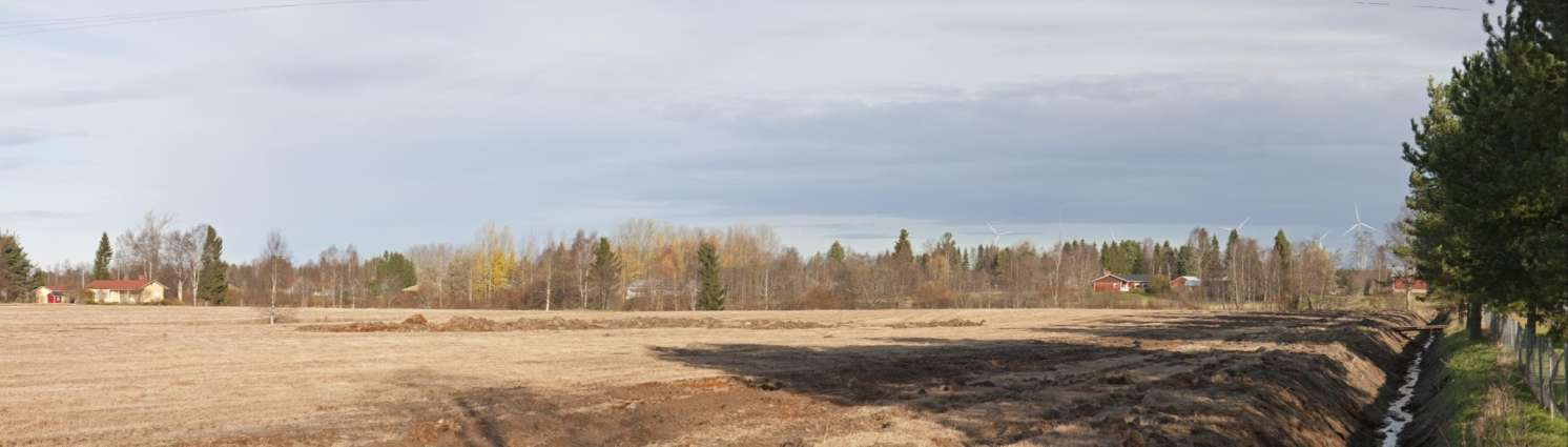 Kuva 9. WindPro luonnos Etelänkylän koulun kohdalta (kuvauspaikka 16). Yläkuvassa WindPro luonnos voimaloiden näkyvyydestä ja alakuvassa valokuvasovite.