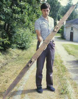Janne Vilkuna ja Laukaan kotiseutumuseosta tavattu muinaisjalas, jonka löytöpaikka kyettiin onnekkaasti selvittämään. Kuvannut Pekka Helin 1986. rannalta Routasuosta.