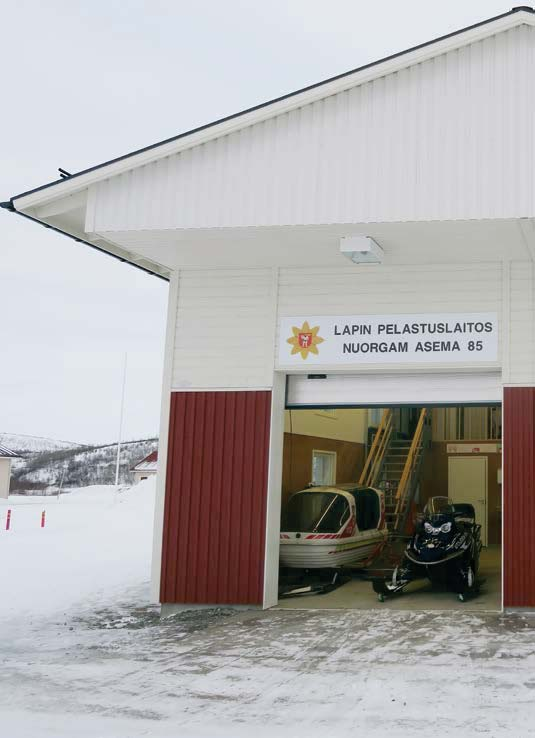 Se ei kuitenkaan ole este muille (ei-saamelaisille) tulla mukaan palokunnan toimintaan, myös suomen kieltä puhutaan ja muutenkin palokunnissa vallitsee hyvä yhteisöllisyys, toteaa asemamestari Jorma