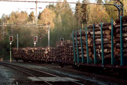 The derailed wagons seen from the V3 turnout. Spacing of the rail fastenings had been done forward of the yellow machine you can see in the left side of the track. Kuva 4.