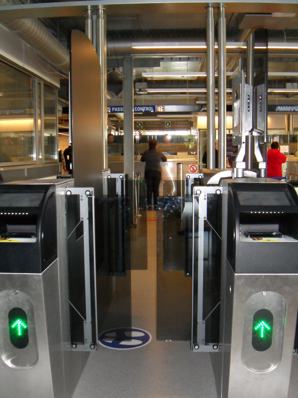 26 Kuva 4: Automaattinen rajatarkastuslaite (ABC-portti) Vaalimaalla ABC-laitteeseen liittyy käyttörajoituksia, joista yleisin on Schengen valtiossa myönnetty biometrinen passi.