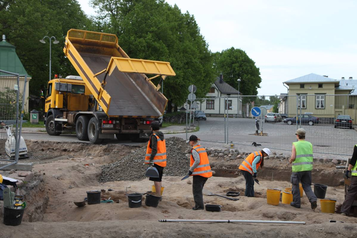 4. Kaivausmenetelmät Kesän 2010 kaivaukset olivat jatkoa edellisen vuoden tutkimuksille.