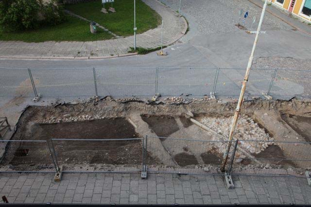 Osan 4B lounaiskulmasta löytyi vielä noin 10 cm paksu savijuova, joka jatkui yhtenäisenä kaivausalueen eteläprofiilista sen länsiprofiiliin.