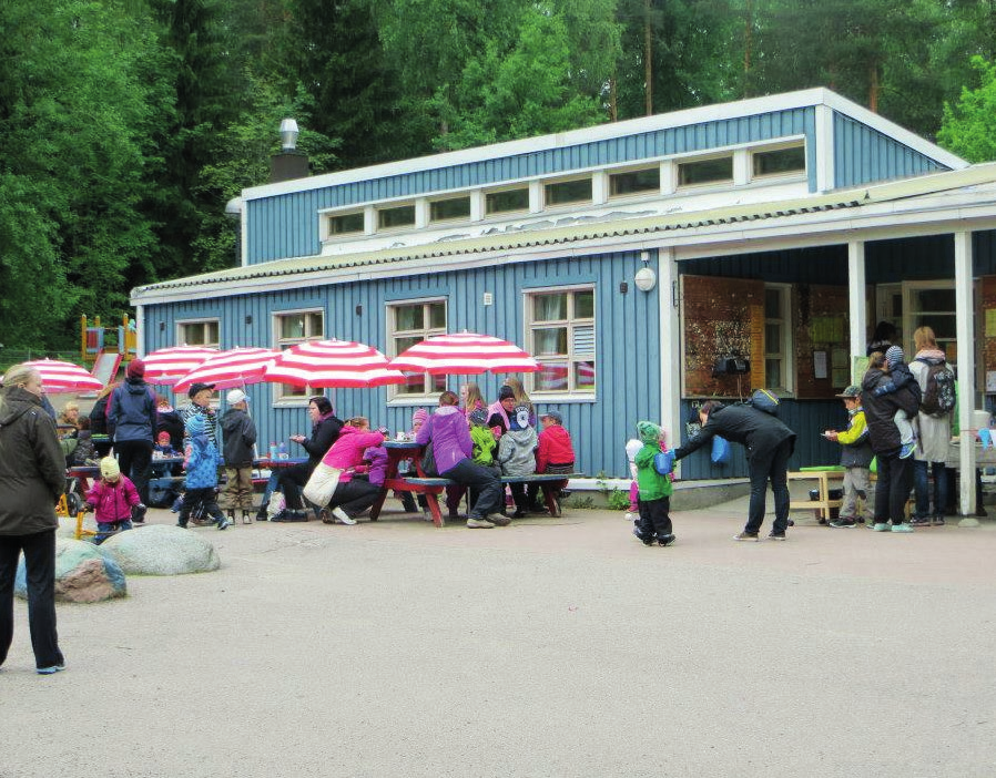 Toiminta sisältää vapaata yhdessäoloa ja leikkiä sekä esimerkiksi taito- ja taideaineita, musiikkia, liikuntaa ja retkiä.