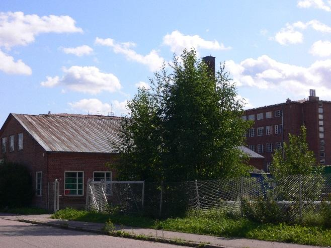 Näkymä käytöstä poistuneelle teollisuusraiteelle sekä näkymä Sopenkorvenkadulta Ahjokadulle. RAKENNETTU YMPÄRISTÖ Kuvat 8 ja 9. Näkymät Sopenkorvenkadulta ja Mestarinkadulta suunnittelualueelle.