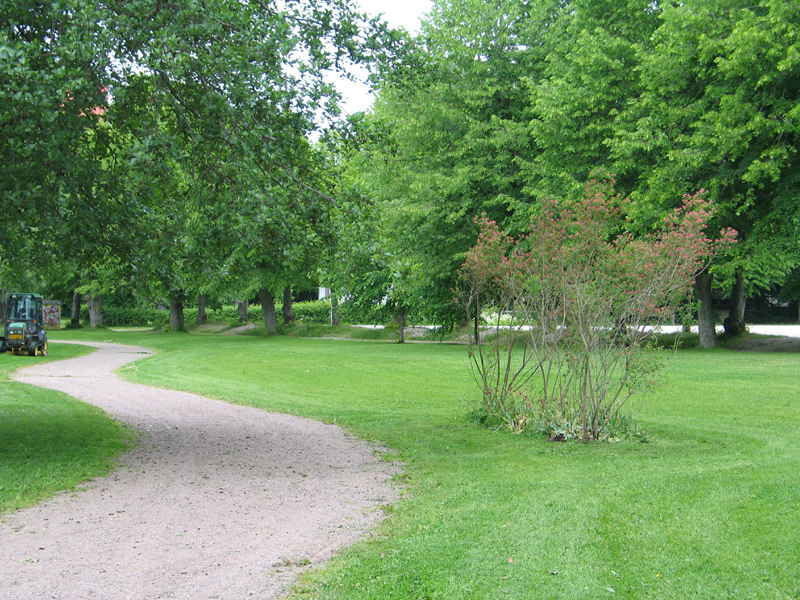 Saavuttaessa Lampipuistoon Appelgrenintien puolelta, ensi vaikutelma on että isot kivilohkareet, jotka on sijoitettu pitämään autot pois metsästä, on saatava pois.