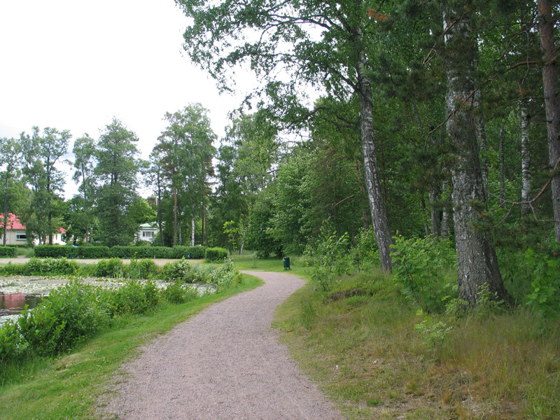 Tien varteen on tuotu isoja kivimöhkäleitä estämään autojen holtitonta pysäköimistä viheralueelle.