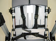 Keskellä oleva kainalohihnat on pujotettava sopivalle korkeudelle selkänojan kehysputken ja selkänojalevyn välistä.